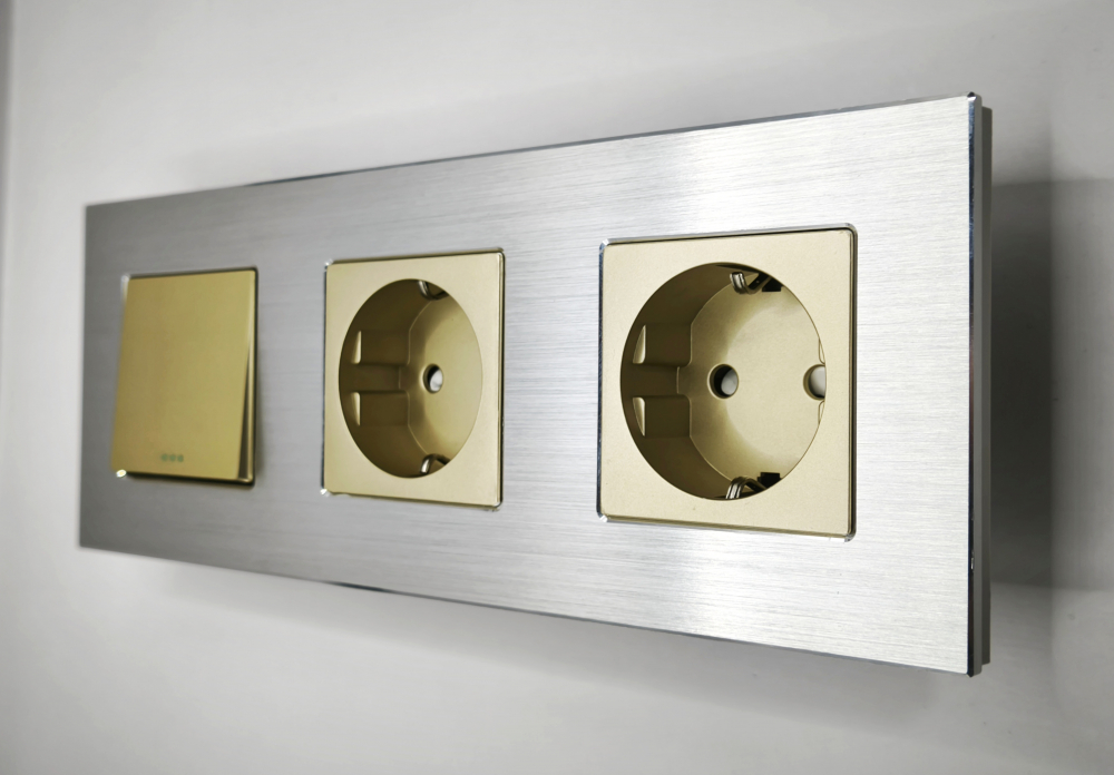 Intrerupator mecanic + priza 3 doze configurabil cu rama de aluminiu (simplu, cap scar/cruce, priza cu wifi, etc) [7]