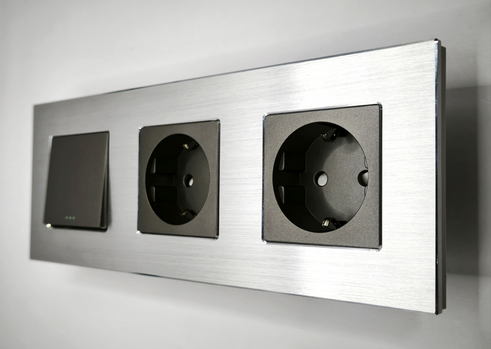 Intrerupator mecanic + priza 3 doze configurabil cu rama de aluminiu (simplu, cap scar/cruce, priza cu wifi, etc) [3]