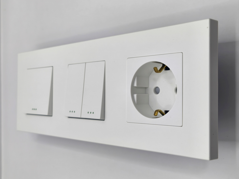 Intrerupator mecanic + priza 3 doze configurabil cu rama de plastic (simplu, cap scar/cruce, priza cu wifi, etc) [1]