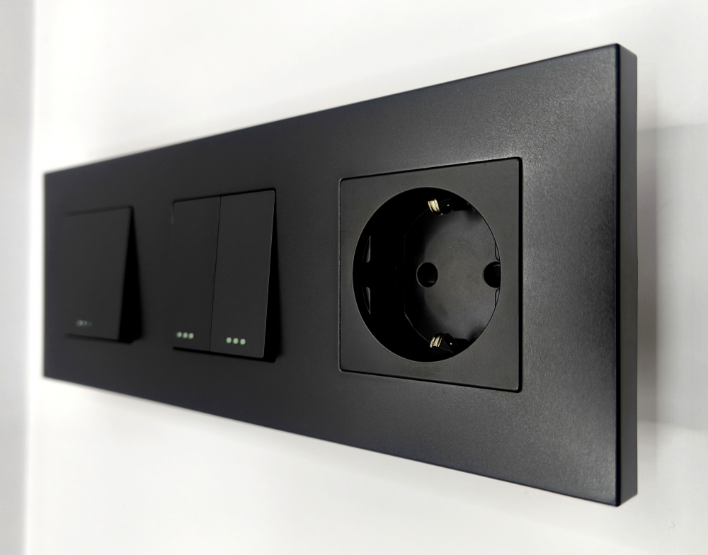 Intrerupator mecanic + priza 3 doze configurabil cu rama de plastic (simplu, cap scar/cruce, priza cu wifi, etc) [1]
