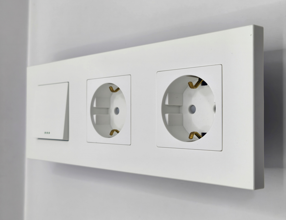 Intrerupator mecanic + priza 3 doze configurabil cu rama de plastic (simplu, cap scar/cruce, priza cu wifi, etc), [1]