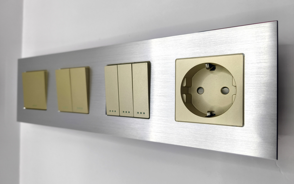 Intrerupator mecanic + priza 4 doze configurabil cu rama de aluminiu (simplu, cap scar/cruce, priza cu wifi, etc) [5]
