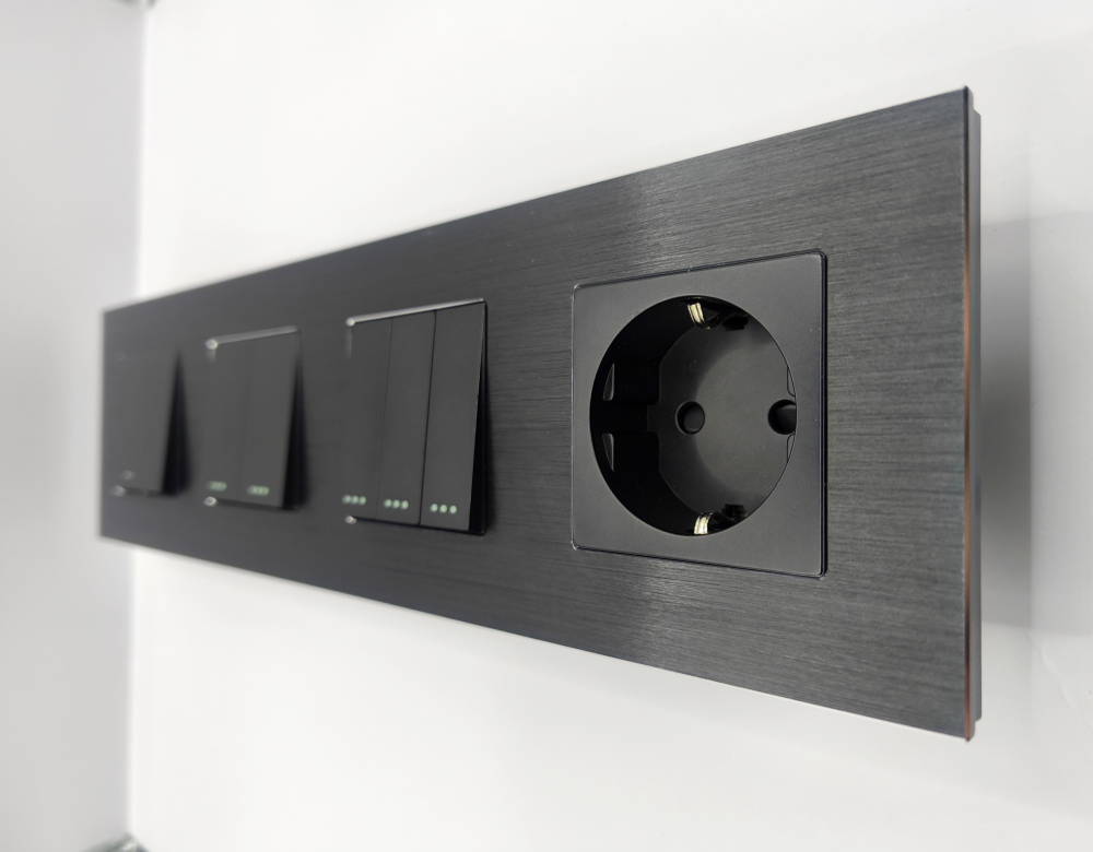 Intrerupator mecanic + priza 4 doze configurabil cu rama de aluminiu (simplu, cap scar/cruce, priza cu wifi, etc) [1]