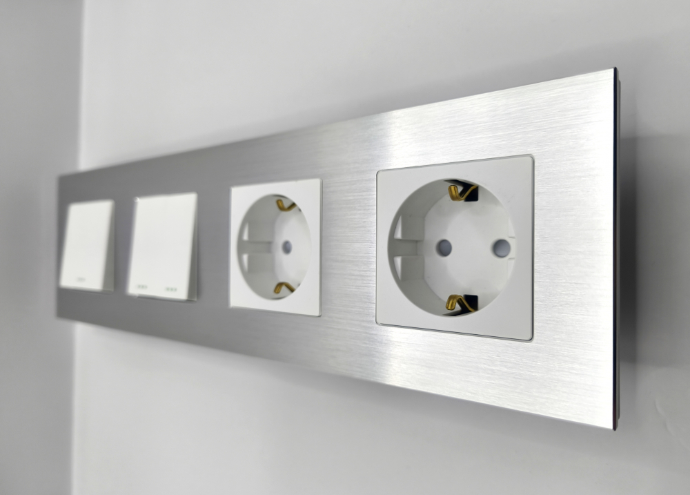 Intrerupator mecanic + priza 4 doze configurabil cu rama de aluminiu (simplu, cap scar/cruce, priza cu wifi, etc). [1]