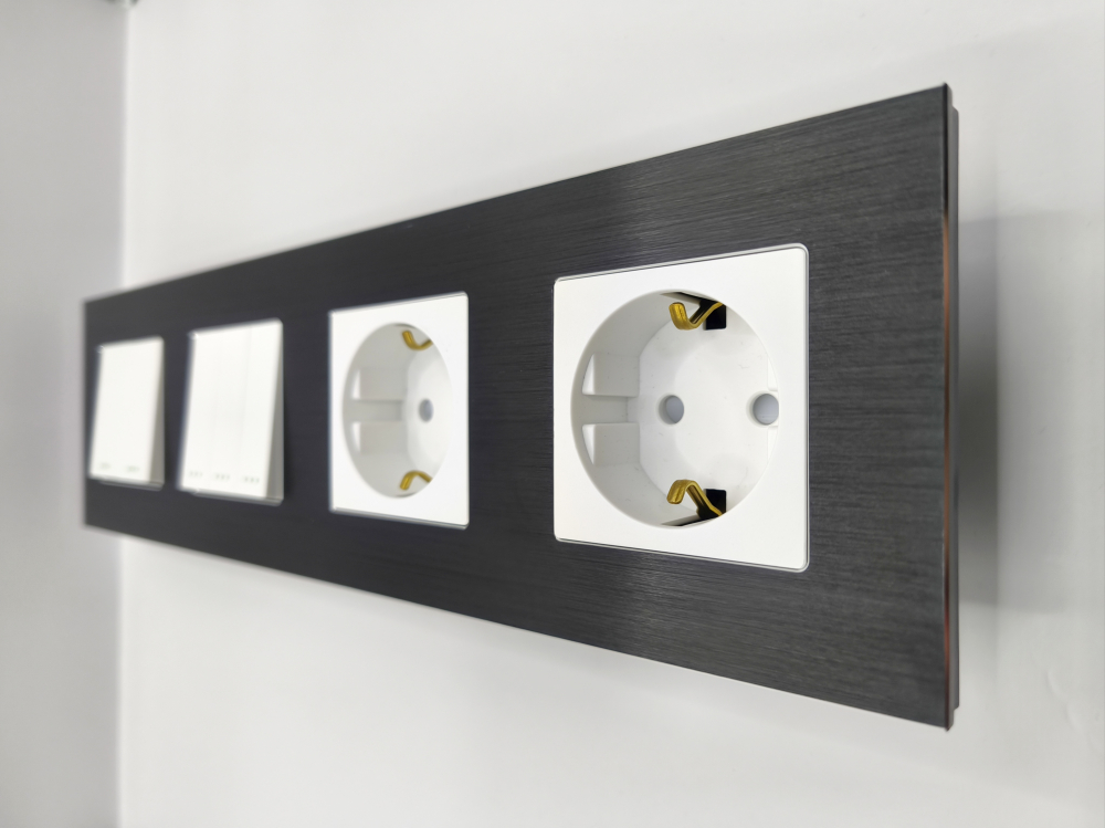 Intrerupator mecanic + priza 4 doze configurabil cu rama de aluminiu (simplu, cap scar/cruce, priza cu wifi, etc). [5]