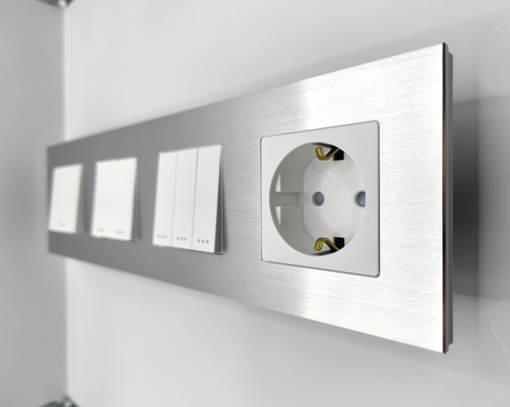 Intrerupator mecanic + priza 4 doze configurabil cu rama de aluminiu (simplu, cap scar/cruce, priza cu wifi, etc) [1]