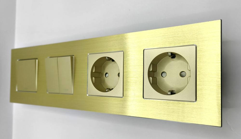 Intrerupator mecanic + priza 4 doze configurabil cu rama de aluminiu (simplu, cap scar/cruce, priza cu wifi, etc). [1]