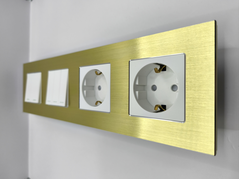 Intrerupator mecanic + priza 4 doze configurabil cu rama de aluminiu (simplu, cap scar/cruce, priza cu wifi, etc). [3]