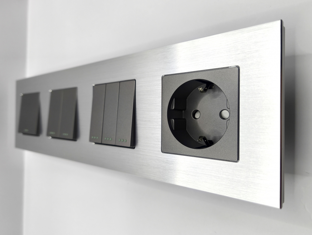 Intrerupator mecanic + priza 4 doze configurabil cu rama de aluminiu (simplu, cap scar/cruce, priza cu wifi, etc) [3]