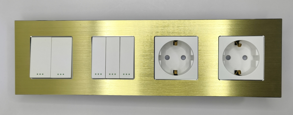 Intrerupator mecanic + priza 4 doze configurabil cu rama de aluminiu (simplu, cap scar/cruce, priza cu wifi, etc). [4]
