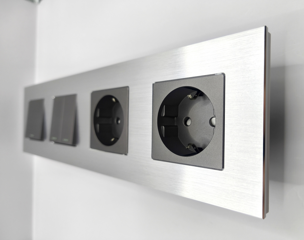 Intrerupator mecanic + priza 4 doze configurabil cu rama de aluminiu (simplu, cap scar/cruce, priza cu wifi, etc). [3]
