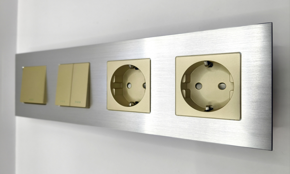Intrerupator mecanic + priza 4 doze configurabil cu rama de aluminiu (simplu, cap scar/cruce, priza cu wifi, etc). [5]