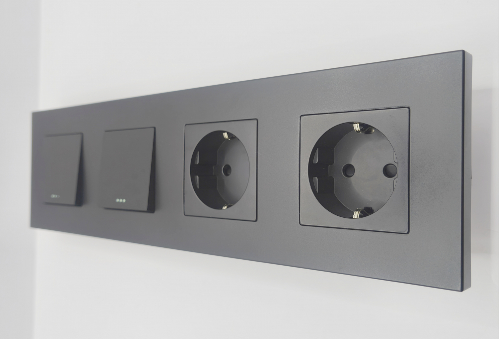 Intrerupator mecanic + priza 4 doze configurabil cu rama de plastic (simplu, cap scar/cruce, priza cu wifi, etc). [1]