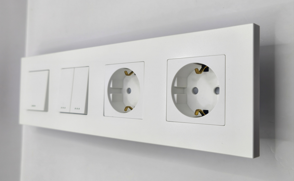 Intrerupator mecanic + priza 4 doze configurabil cu rama de plastic (simplu, cap scar/cruce, priza cu wifi, etc). [1]