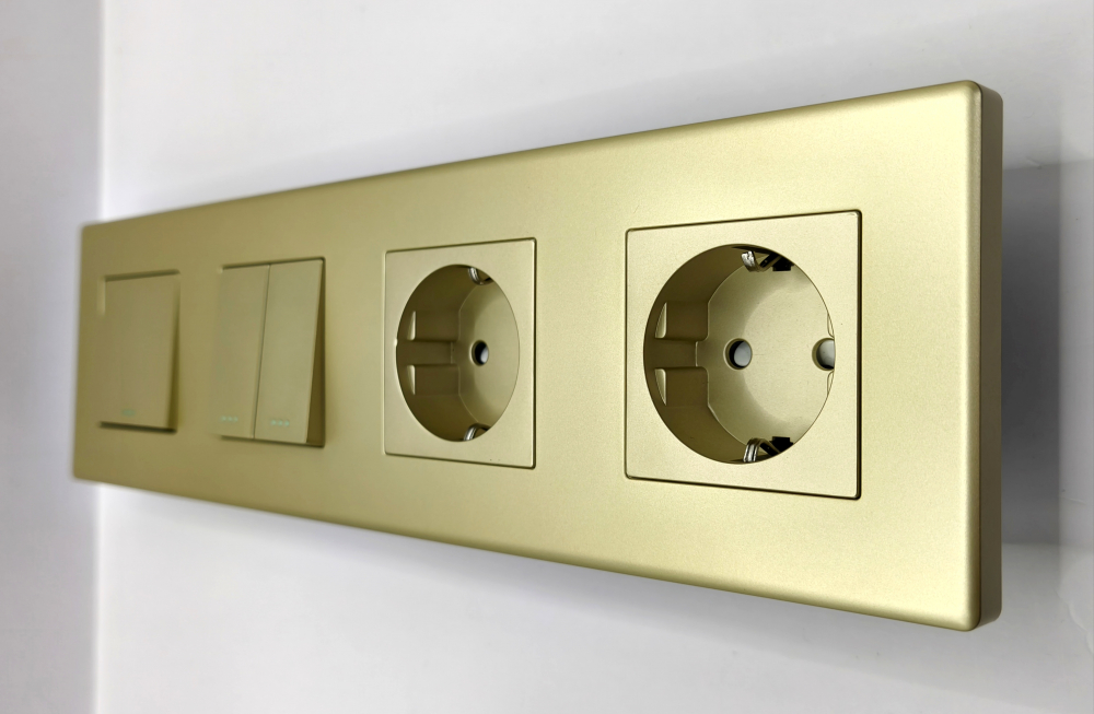 Intrerupator mecanic + priza 4 doze configurabil cu rama de plastic (simplu, cap scar/cruce, priza cu wifi, etc). [1]