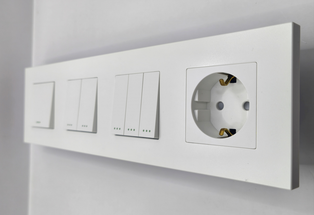 Intrerupator mecanic + priza 4 doze configurabil cu rama de plastic (simplu, cap scar/cruce, priza cu wifi, etc) [1]