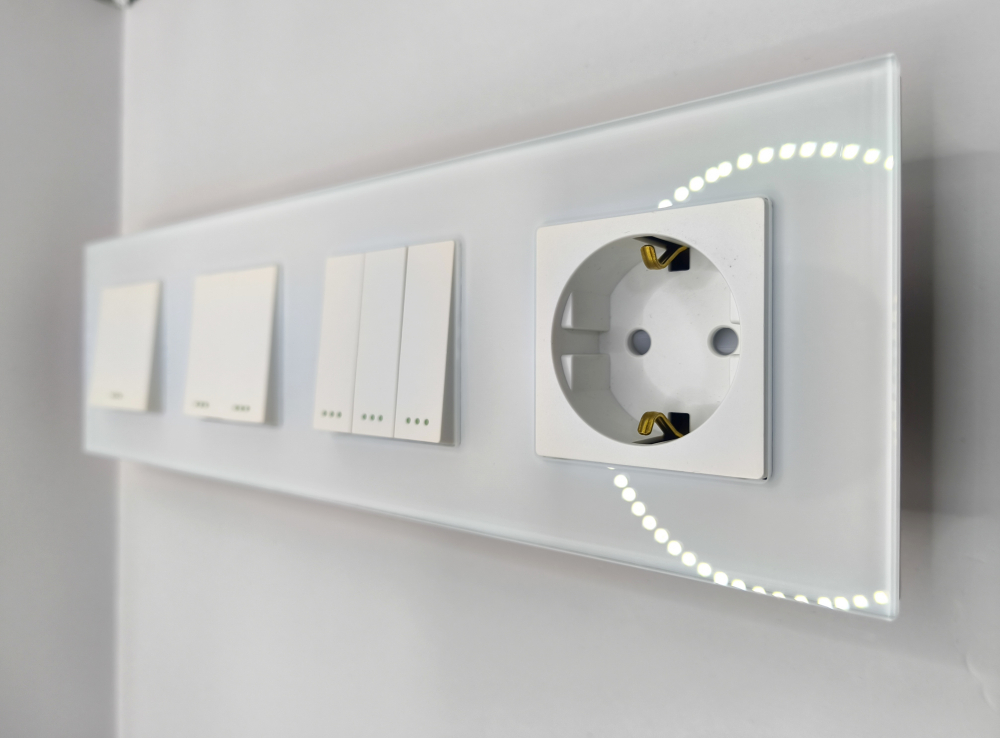 Intrerupator mecanic + priza 4 doze configurabil cu rama de sticla (simple, cap scar/cruce, prize cu wifi, etc). [1]