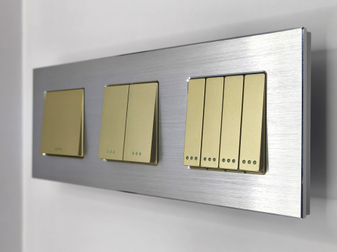 Intrerupator mecanic 3 doze configurabil cu rama de aluminiu (simplu, dublu, triplu, cap scara, dimabil, etc.) [6]