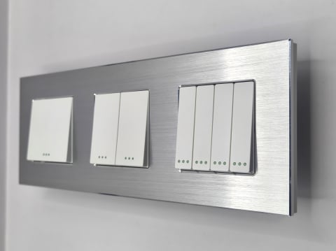 Aluminiu + mecanic - Intrerupator mecanic 3 doze configurabil cu rama de aluminiu (simplu, dublu, triplu, cap scara, dimabil, etc.)