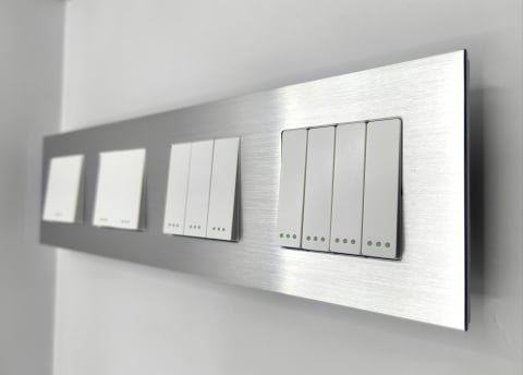 Aluminiu + mecanic - Intrerupator mecanic 4 doze configurabil cu rama de aluminiu (simplu, dublu, triplu, cvadruplu, cap/scara, cruce)