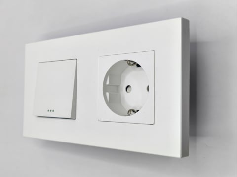 Plastic + mecanice - Intrerupator mecanic + priza 2 doze configurabil cu rama de plastic (simplu, cap scar/cruce, priza cu wifi, etc).