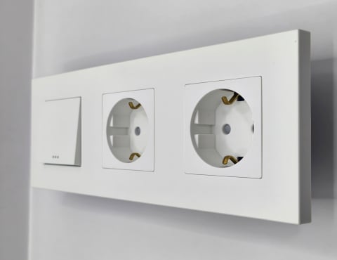 Plastic + mecanice - Intrerupator mecanic + priza 3 doze configurabil cu rama de plastic (simplu, cap scar/cruce, priza cu wifi, etc),