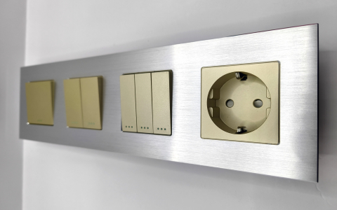 Intrerupator mecanic + priza 4 doze configurabil cu rama de aluminiu (simplu, cap scar/cruce, priza cu wifi, etc) [4]