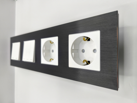 Intrerupator mecanic + priza 4 doze configurabil cu rama de aluminiu (simplu, cap scar/cruce, priza cu wifi, etc). [4]