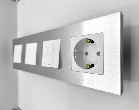 Aluminiu + mecanic - Intrerupator mecanic + priza 4 doze configurabil cu rama de aluminiu (simplu, cap scar/cruce, priza cu wifi, etc)