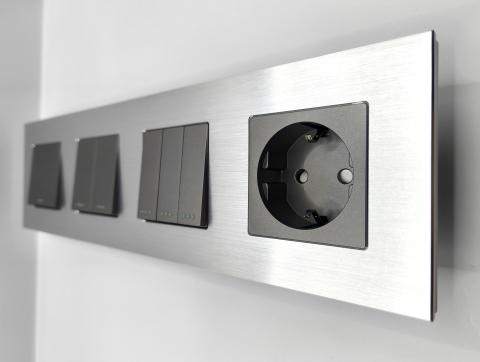 Intrerupator mecanic + priza 4 doze configurabil cu rama de aluminiu (simplu, cap scar/cruce, priza cu wifi, etc) [2]