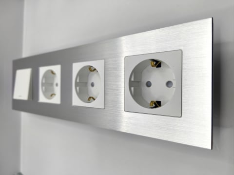 Aluminiu + mecanic - Intrerupator mecanic + priza 4 doze configurabil cu rama de aluminiu (simplu, cap scar/cruce, priza, usb, wifi, tv, internet)),