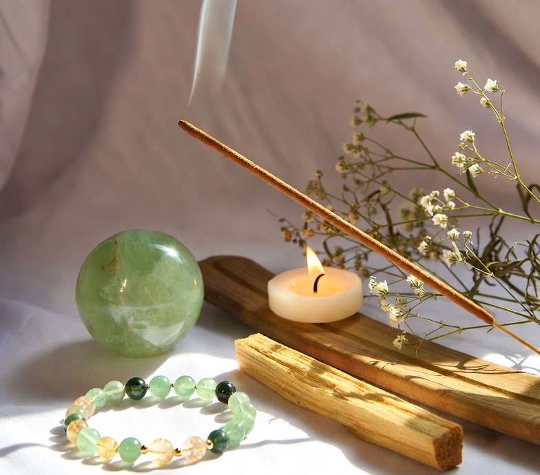 bețișoare parfumate naturale palo santo white sage trandafir cu cristale și lumânare aromaterapie