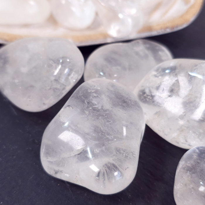 Cuarț alb natural rulat 3-4 cm, cristal de stâncă șlefuit cu suprafață netedă și formă neregulată [7]