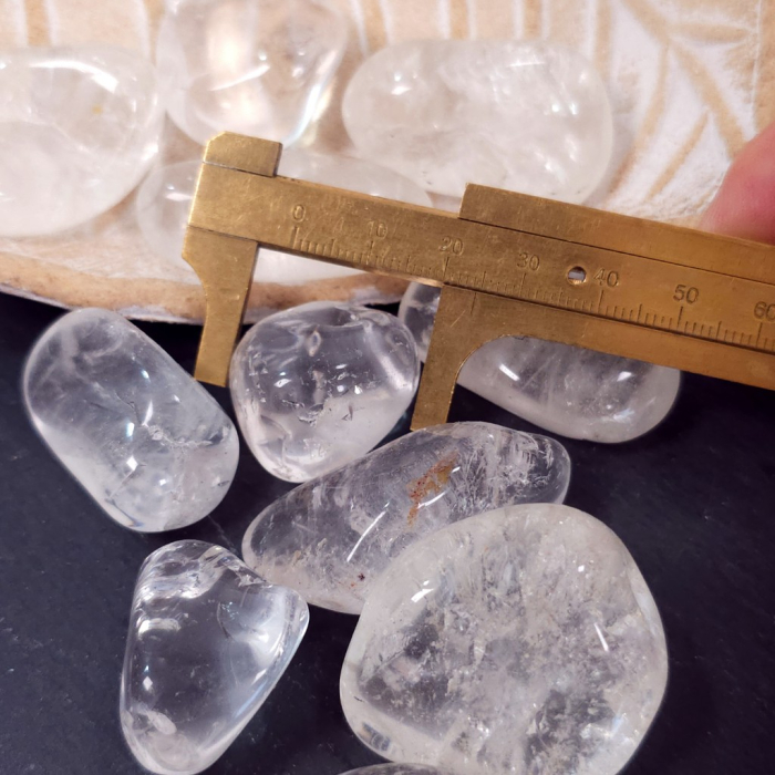 Cuarț alb natural rulat 3-4 cm, cristal de stâncă șlefuit cu suprafață netedă și formă neregulată [8]