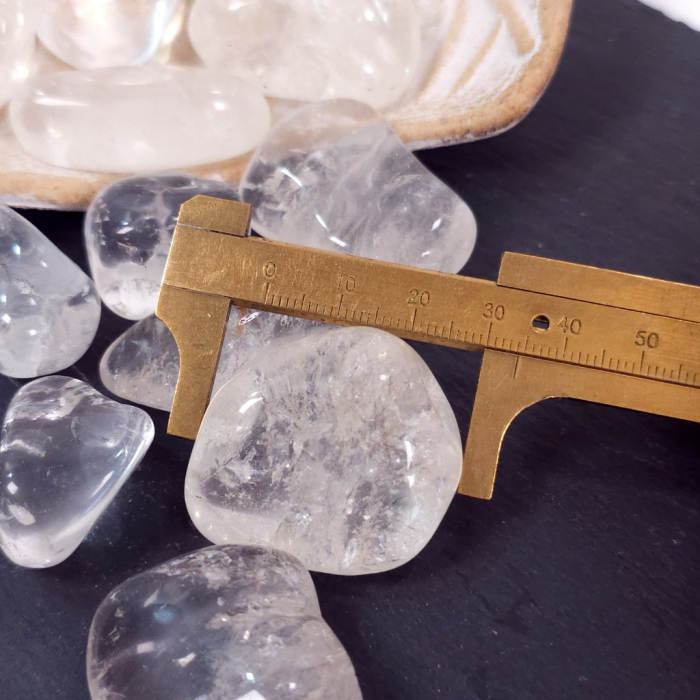 Cuarț alb natural rulat 3-4 cm, cristal de stâncă șlefuit cu suprafață netedă și formă neregulată [3]