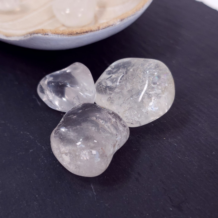 Cuarț alb natural rulat 3-4 cm, cristal de stâncă șlefuit cu suprafață netedă și formă neregulată [9]