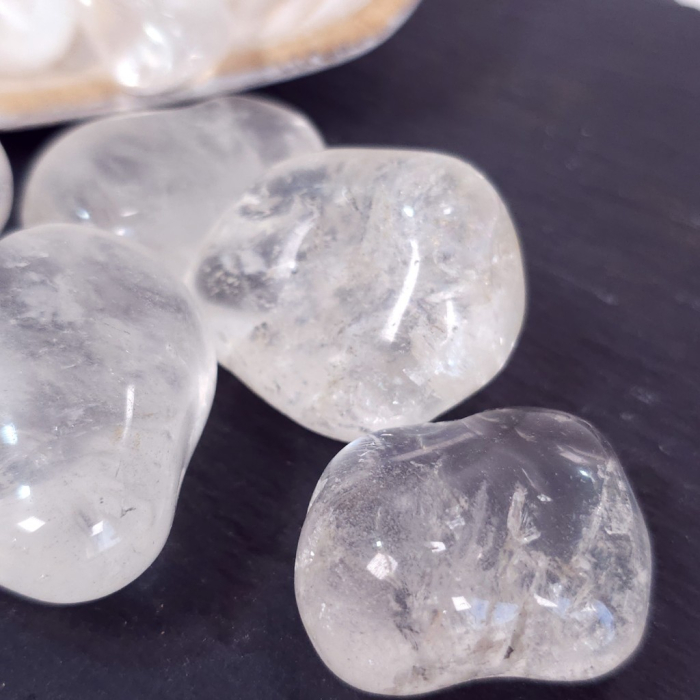 Cuarț alb natural rulat 3-4 cm, cristal de stâncă șlefuit cu suprafață netedă și formă neregulată [10]