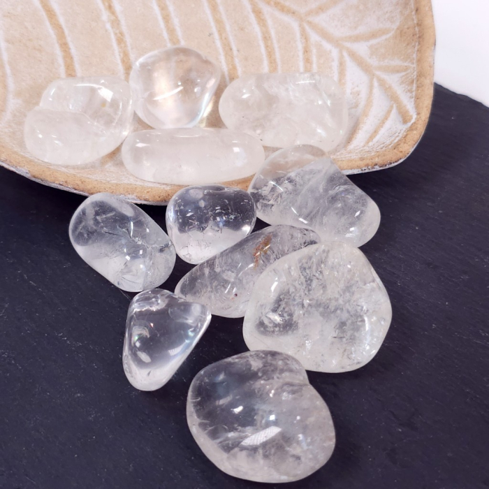 Cuarț alb natural rulat 3-4 cm, cristal de stâncă șlefuit cu suprafață netedă și formă neregulată [11]