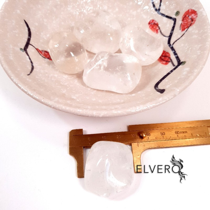 Cristale de cuart alb slefuite , diametrul 3-4 cm [2]