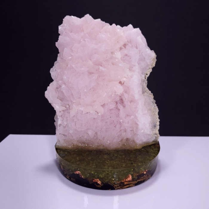 Esantion unicat de mangano-calcit pe suport orgonic de peridot [3]