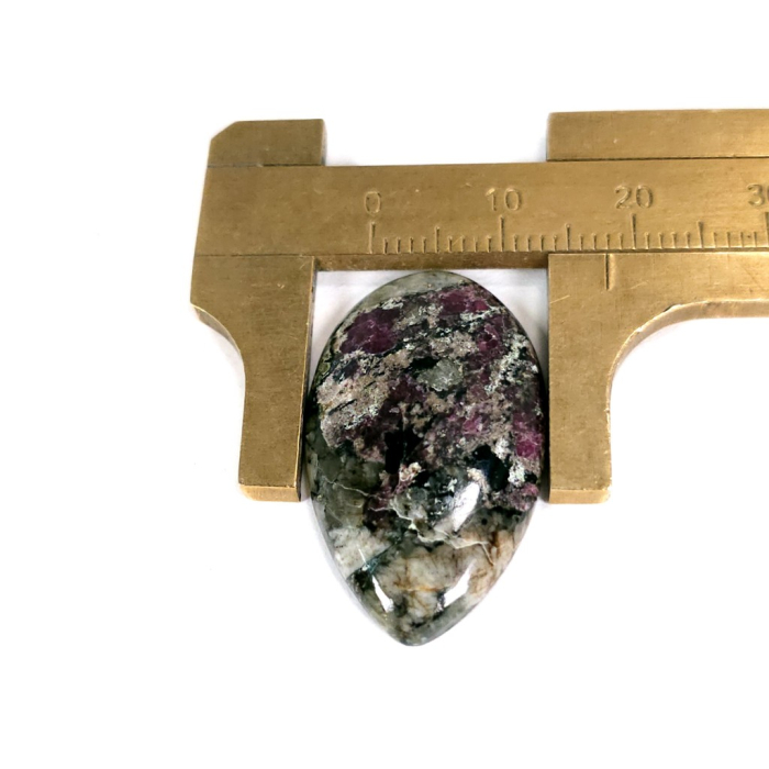 Eudialit cabochon picatura [3]