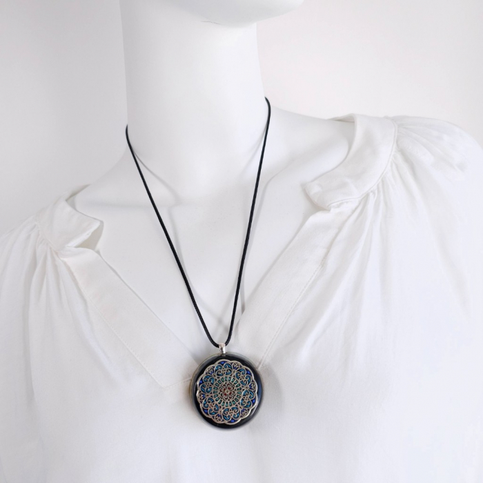 Medalion turmalina neagra cu mandala colorata [4]