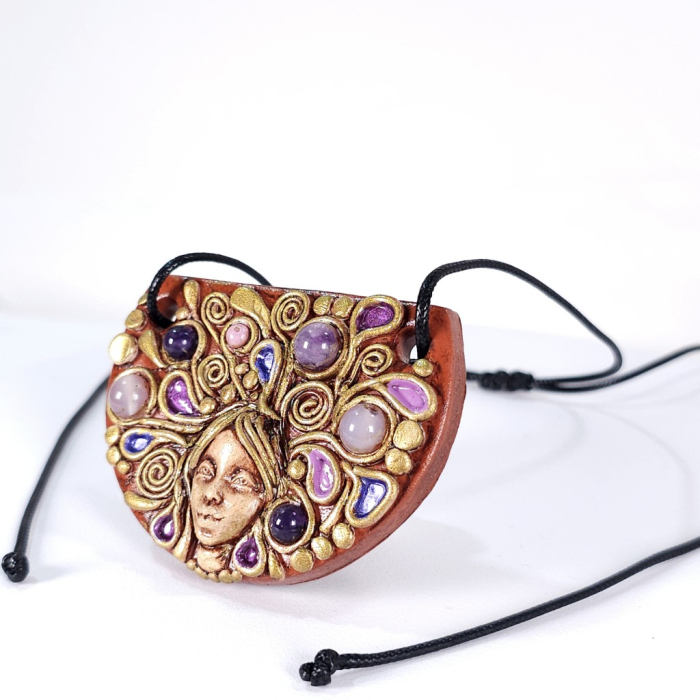 Pandantiv artistic cu față de femeie – Cuarț roz, ametist și agat, design handmade unicat [6]