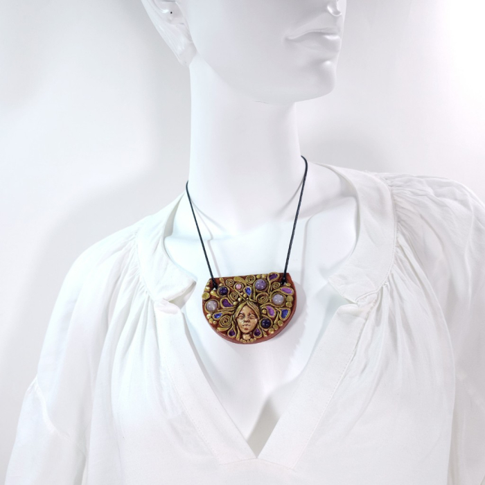 Pandantiv artistic cu față de femeie – Cuarț roz, ametist și agat, design handmade unicat [12]