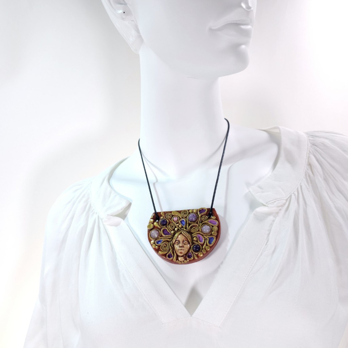 Pandantiv artistic cu față de femeie – Cuarț roz, ametist și agat, design handmade unicat [13]