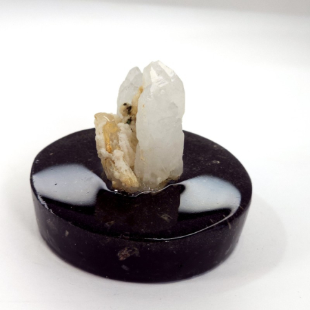 Minerale pe suport orgonic - Cluster cristale cuart pe suport orgonic turmalina