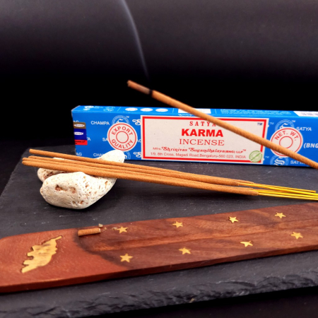 Bețișoare parfumate Satya Karma 15 gr rulate manual India, aromă florală dulce lemnos-caldă, meditație și relaxare [3]