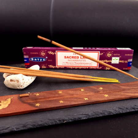Bețișoare parfumate Satya Sacred Lama 15 gr cutie carton, aromă dulce-orientală rășini flori condimente, rulate manual India meditație [3]
