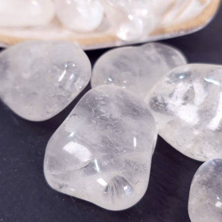 Cuarț alb natural rulat 3-4 cm, cristal de stâncă șlefuit cu suprafață netedă și formă neregulată [6]
