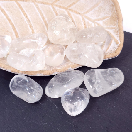 Cuarț alb natural rulat 3-4 cm, cristal de stâncă șlefuit cu suprafață netedă și formă neregulată [11]